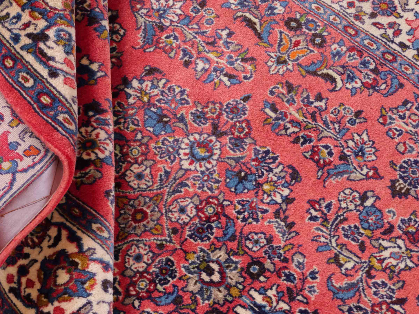 Feiner, handgeknüpfter Sarough Perserteppich von Khademi aus Wolle, rot. Persischer Orientteppich. Von Hand geknüpft in Iran. Größe: 210 cm x 130 cm. Teppichnummer: SB3-1113. Verkauf durch Jupiter Intl.