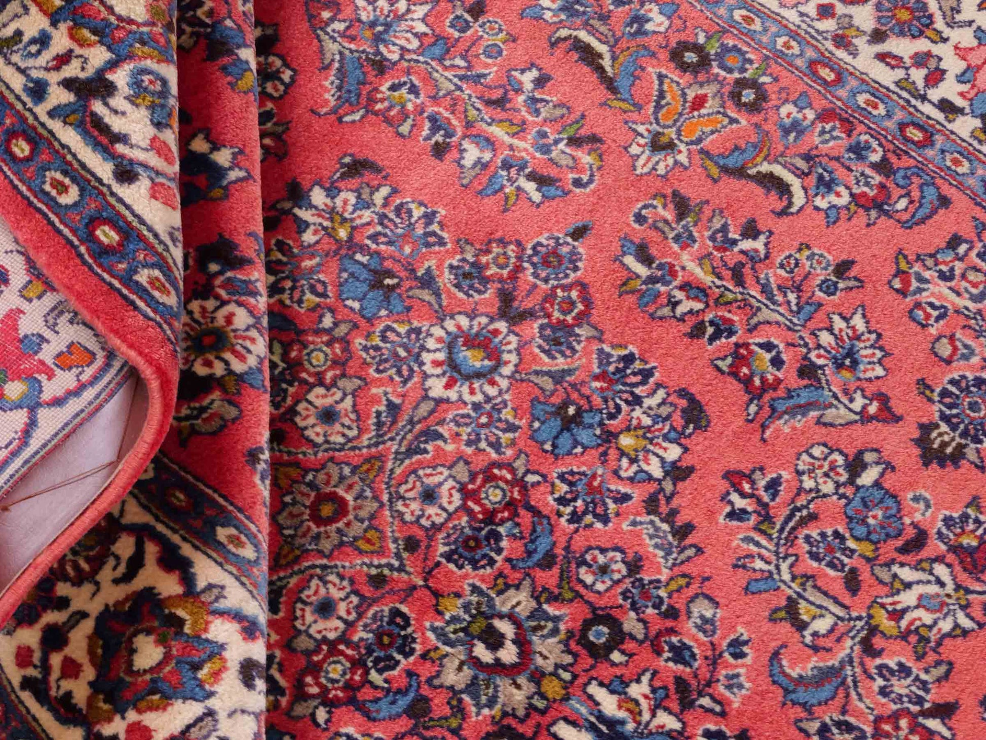 Feiner, handgeknüpfter Sarough Perserteppich von Khademi aus Wolle, rot. Persischer Orientteppich. Von Hand geknüpft in Iran. Größe: 210 cm x 130 cm. Teppichnummer: SB3-1113. Verkauf durch Jupiter Intl.