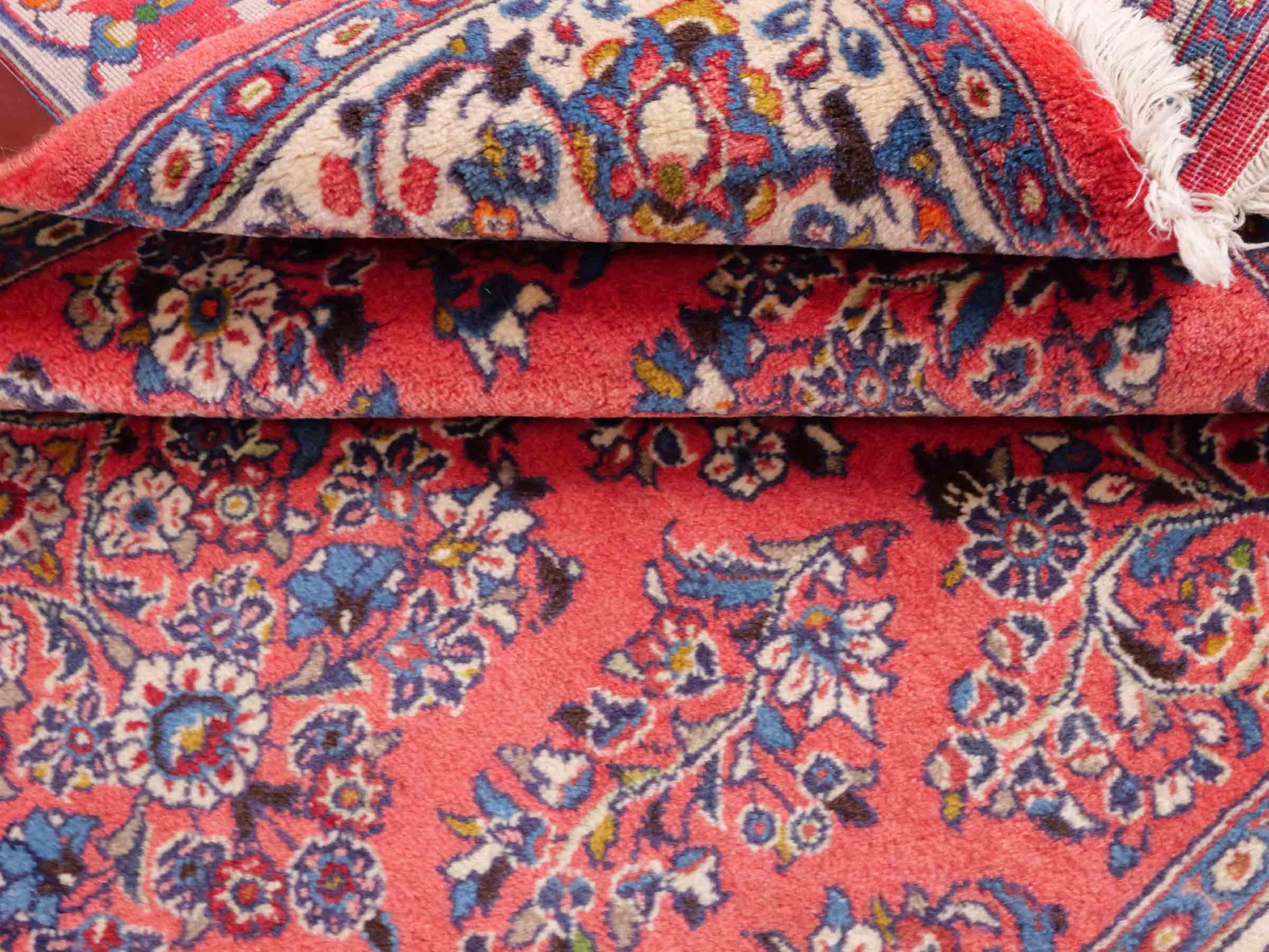Feiner, handgeknüpfter Sarough Perserteppich von Khademi aus Wolle, rot. Persischer Orientteppich. Von Hand geknüpft in Iran. Größe: 210 cm x 130 cm. Teppichnummer: SB3-1113. Verkauf durch Jupiter Intl.