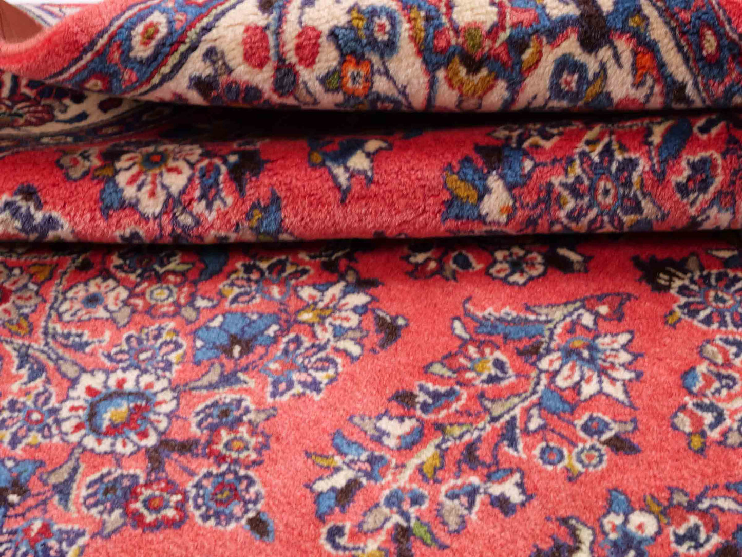Feiner, handgeknüpfter Sarough Perserteppich von Khademi aus Wolle, rot. Persischer Orientteppich. Von Hand geknüpft in Iran. Größe: 210 cm x 130 cm. Teppichnummer: SB3-1113. Verkauf durch Jupiter Intl.
