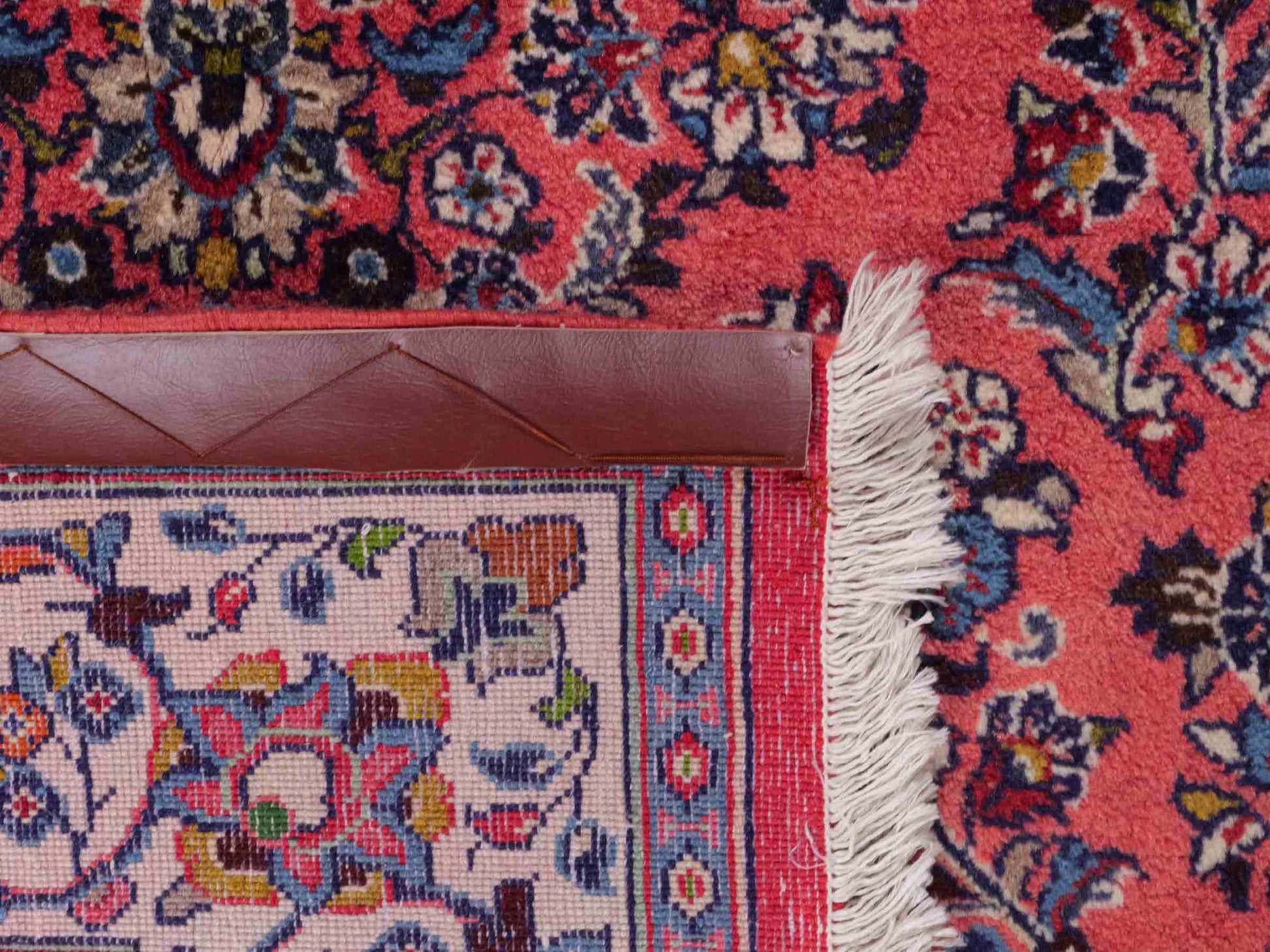 Feiner, handgeknüpfter Sarough Perserteppich von Khademi aus Wolle, rot. Persischer Orientteppich. Von Hand geknüpft in Iran. Größe: 210 cm x 130 cm. Teppichnummer: SB3-1113. Verkauf durch Jupiter Intl.