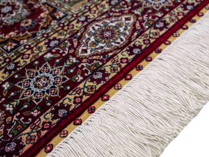 Sehr feiner, handgeknüpfter Khademi Orientteppich mit Ghom Design aus reiner Seide, rot, multicolor. 122x70 cm. Vertrieb durch Jupiter Intl.