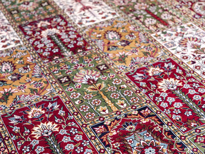 Sehr feiner, handgeknüpfter Khademi Orientteppich mit Ghom Design aus reiner Seide, rot, multicolor. 122x70 cm. Vertrieb durch Jupiter Intl.