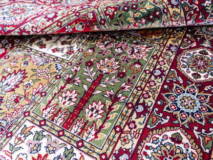 Sehr feiner, handgeknüpfter Khademi Orientteppich mit Ghom Design aus reiner Seide, rot, multicolor. 122x70 cm. Vertrieb durch Jupiter Intl.