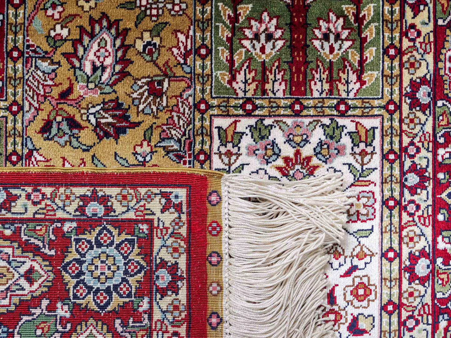 Sehr feiner, handgeknüpfter Khademi Orientteppich mit Ghom Design aus reiner Seide, rot, multicolor. 122x70 cm. Vertrieb durch Jupiter Intl.