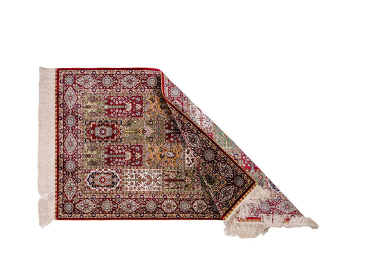 Sehr feiner, handgeknüpfter Khademi Orientteppich mit Ghom Design aus reiner Seide, rot, multicolor. 122x70 cm. Vertrieb durch Jupiter Intl.