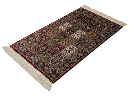Sehr feiner, handgeknüpfter Khademi Orientteppich mit Ghom Design aus reiner Seide, rot, multicolor. 122x70 cm. Vertrieb durch Jupiter Intl.