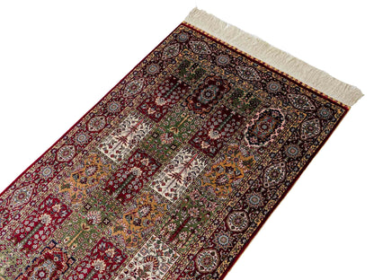 Sehr feiner, handgeknüpfter Khademi Orientteppich mit Ghom Design aus reiner Seide, rot, multicolor. 122x70 cm. Vertrieb durch Jupiter Intl.