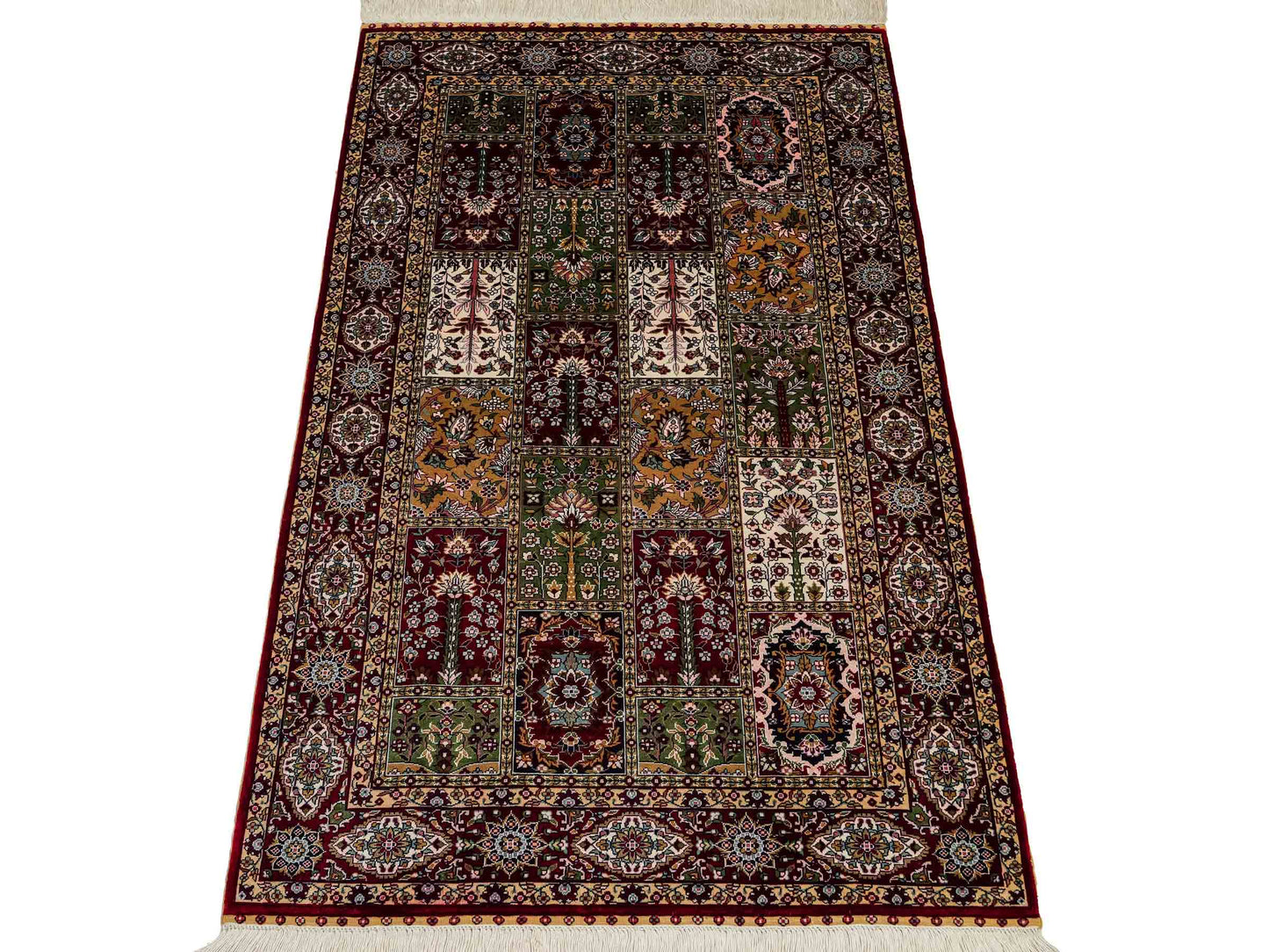 Sehr feiner, handgeknüpfter Khademi Orientteppich mit Ghom Design aus reiner Seide, rot, multicolor. 122x70 cm. Vertrieb durch Jupiter Intl.