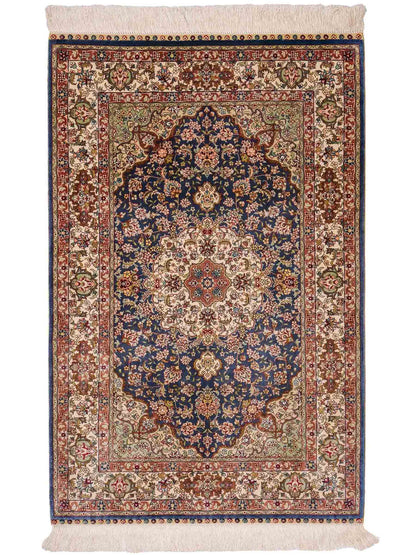 Sehr feiner, handgeknüpfter Khademi Orientteppich mit Ghom Design aus reiner Seide, blau, creme. 123x78 cm. Vertrieb durch Jupiter Intl.