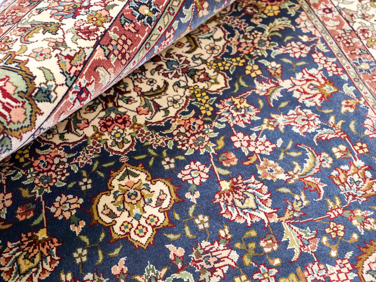 Sehr feiner, handgeknüpfter Khademi Orientteppich mit Ghom Design aus reiner Seide, blau, creme. 123x78 cm. Vertrieb durch Jupiter Intl.
