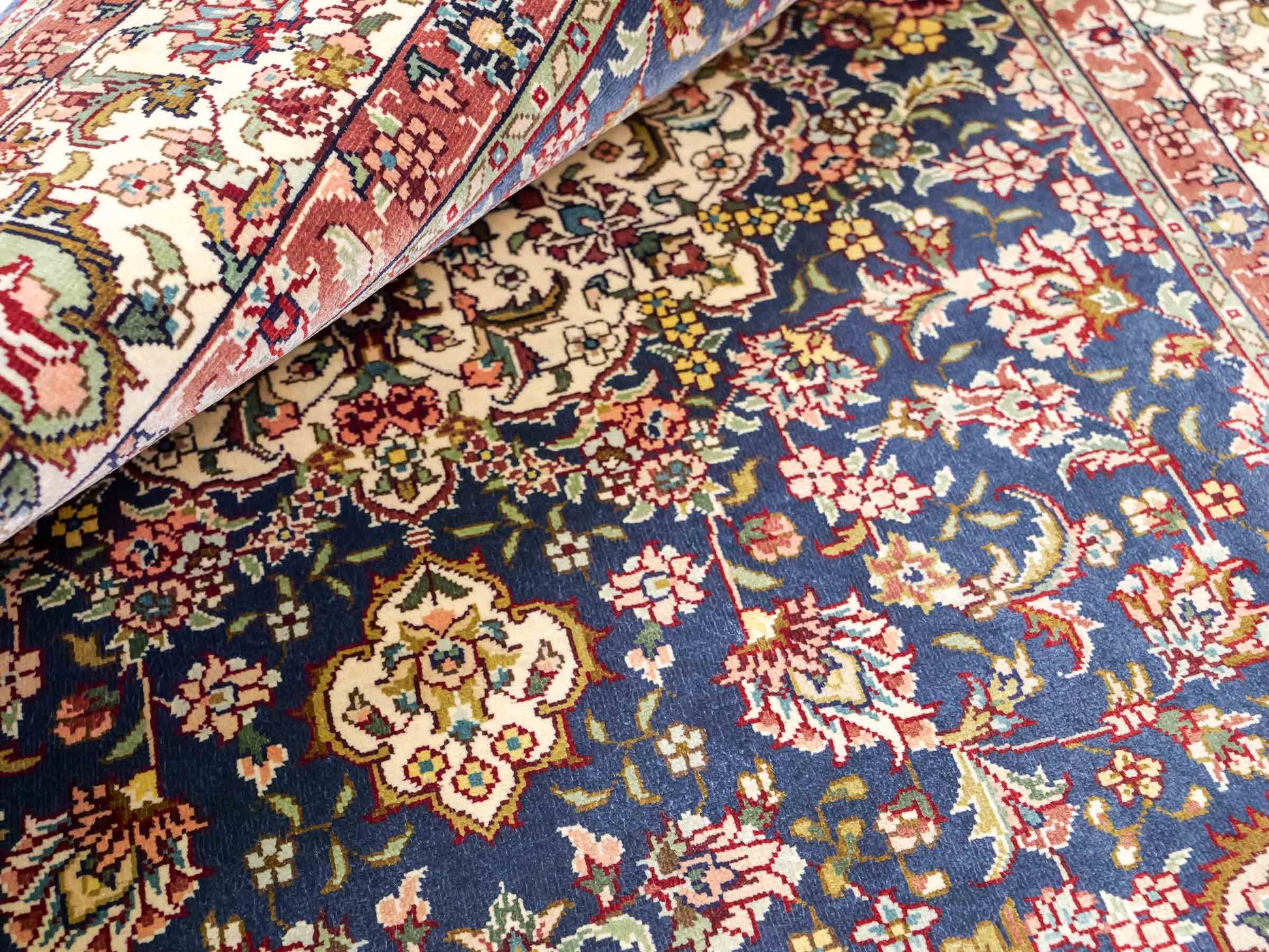 Sehr feiner, handgeknüpfter Khademi Orientteppich mit Ghom Design aus reiner Seide, blau, creme. 123x78 cm. Vertrieb durch Jupiter Intl.