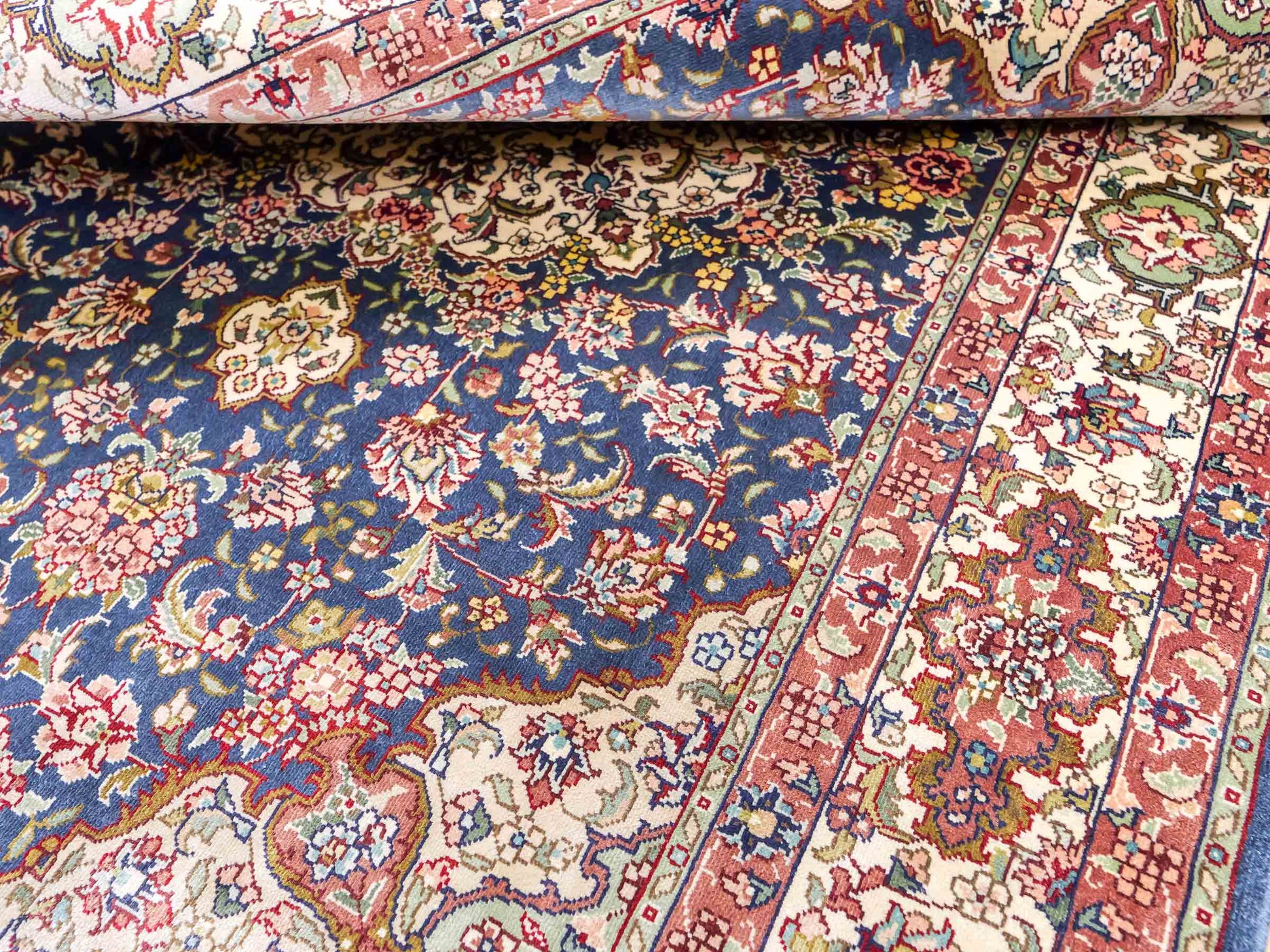 Sehr feiner, handgeknüpfter Khademi Orientteppich mit Ghom Design aus reiner Seide, blau, creme. 123x78 cm. Vertrieb durch Jupiter Intl.