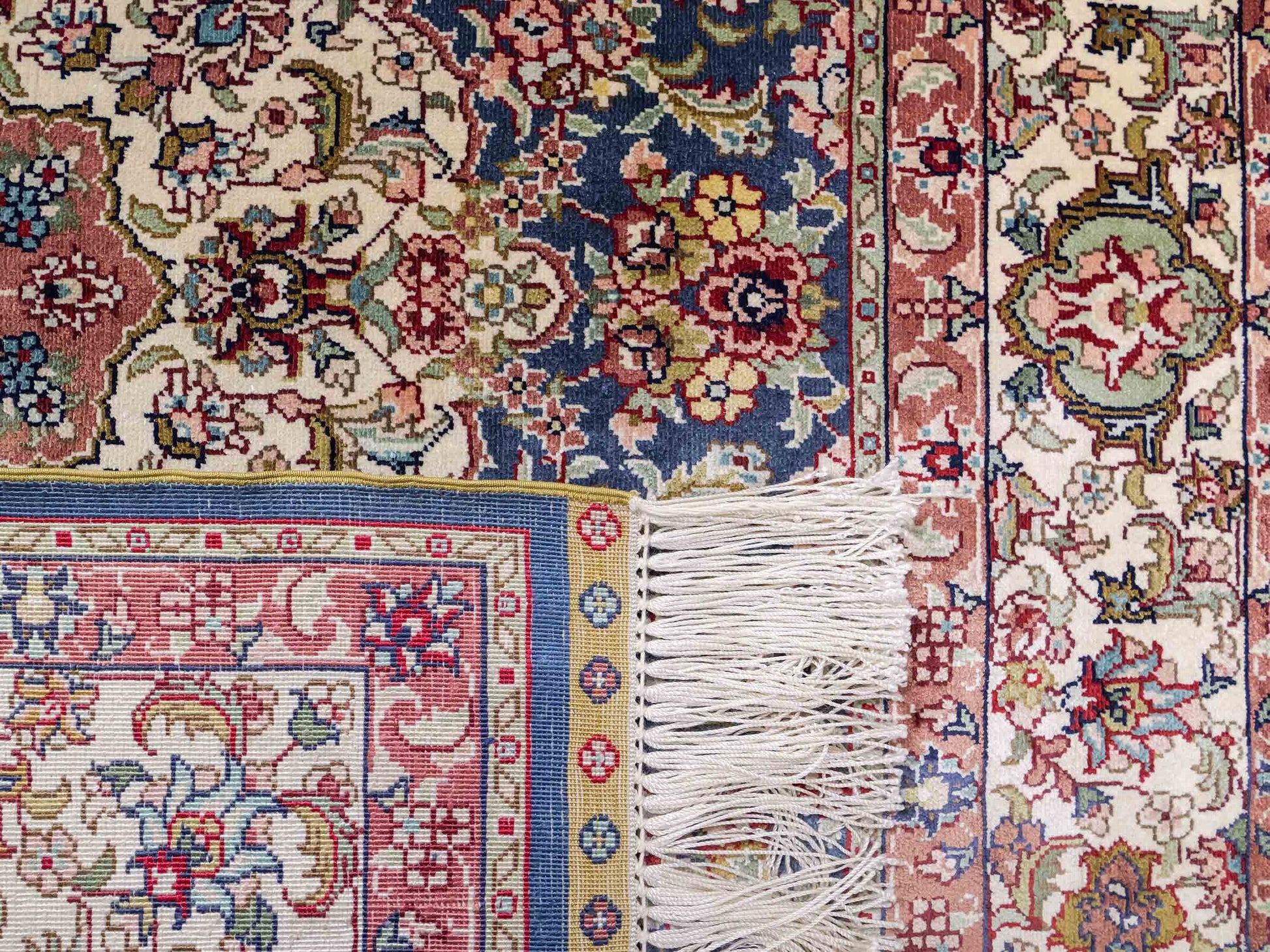 Sehr feiner, handgeknüpfter Khademi Orientteppich mit Ghom Design aus reiner Seide, blau, creme. 123x78 cm. Vertrieb durch Jupiter Intl.