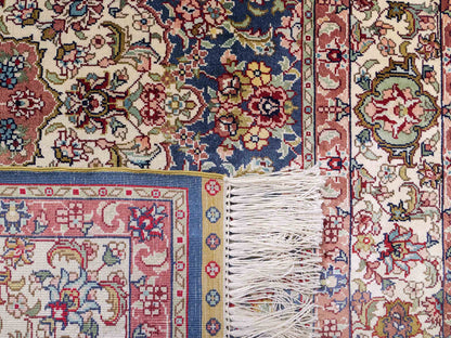 Sehr feiner, handgeknüpfter Khademi Orientteppich mit Ghom Design aus reiner Seide, blau, creme. 123x78 cm. Vertrieb durch Jupiter Intl.