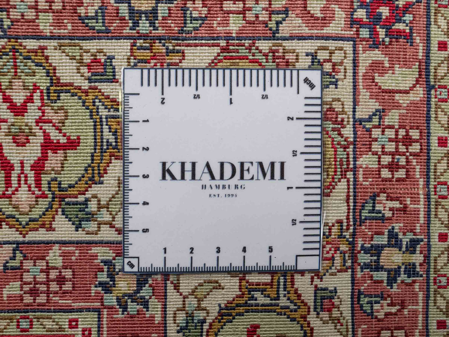 Sehr feiner, handgeknüpfter Khademi Orientteppich mit Ghom Design aus reiner Seide, blau, creme. 123x78 cm. Vertrieb durch Jupiter Intl.