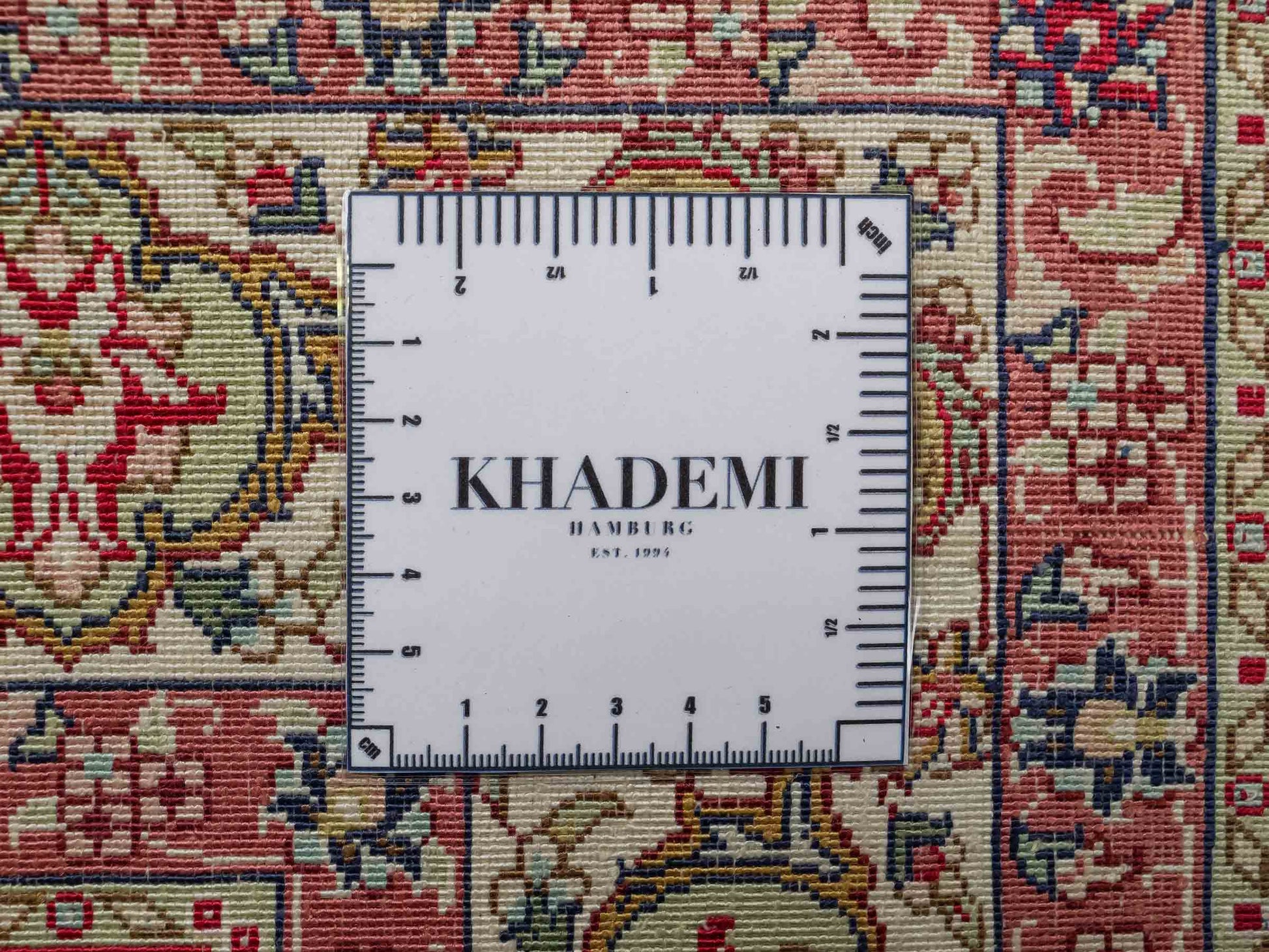 Sehr feiner, handgeknüpfter Khademi Orientteppich mit Ghom Design aus reiner Seide, blau, creme. 123x78 cm. Vertrieb durch Jupiter Intl.