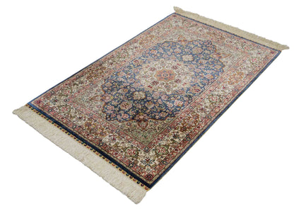 Sehr feiner, handgeknüpfter Khademi Orientteppich mit Ghom Design aus reiner Seide, blau, creme. 123x78 cm. Vertrieb durch Jupiter Intl.