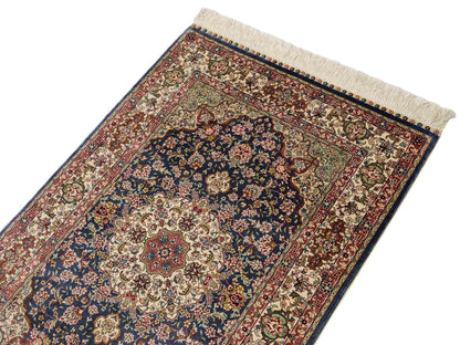 Sehr feiner, handgeknüpfter Khademi Orientteppich mit Ghom Design aus reiner Seide, blau, creme. 123x78 cm. Vertrieb durch Jupiter Intl.