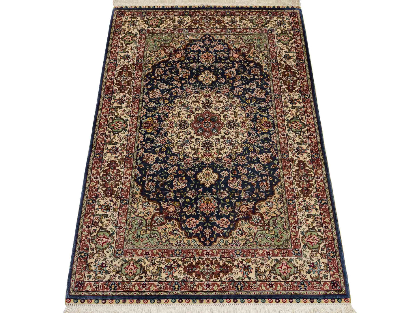 Sehr feiner, handgeknüpfter Khademi Orientteppich mit Ghom Design aus reiner Seide, blau, creme. 123x78 cm. Vertrieb durch Jupiter Intl.