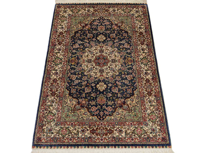 Sehr feiner, handgeknüpfter Khademi Orientteppich mit Ghom Design aus reiner Seide, blau, creme. 123x78 cm. Vertrieb durch Jupiter Intl.