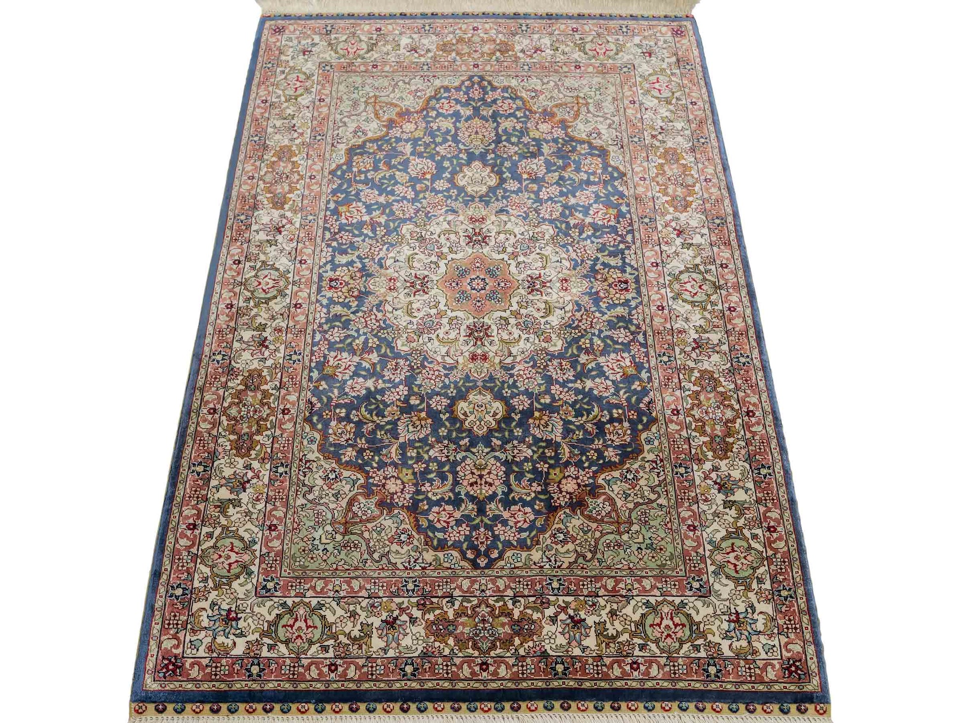 Sehr feiner, handgeknüpfter Khademi Orientteppich mit Ghom Design aus reiner Seide, blau, creme. 123x78 cm. Vertrieb durch Jupiter Intl.