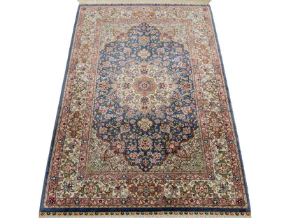 Sehr feiner, handgeknüpfter Khademi Orientteppich mit Ghom Design aus reiner Seide, blau, creme. 123x78 cm. Vertrieb durch Jupiter Intl.