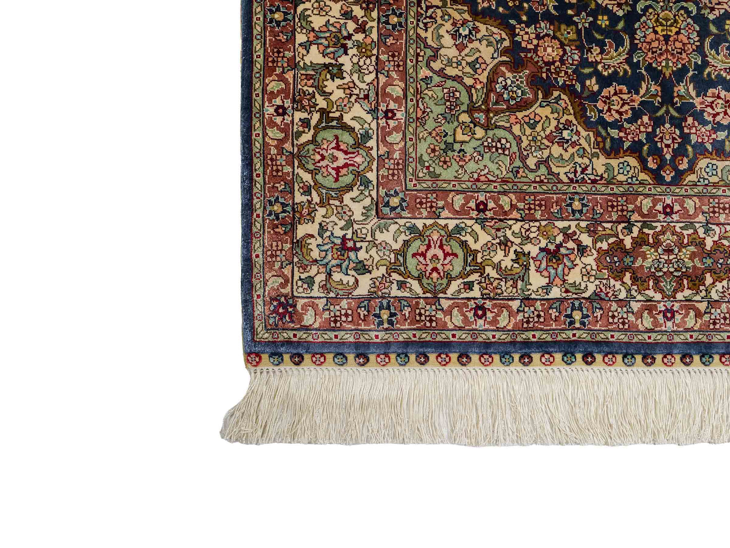 Sehr feiner, handgeknüpfter Khademi Orientteppich mit Ghom Design aus reiner Seide, blau, creme. 123x78 cm. Vertrieb durch Jupiter Intl.