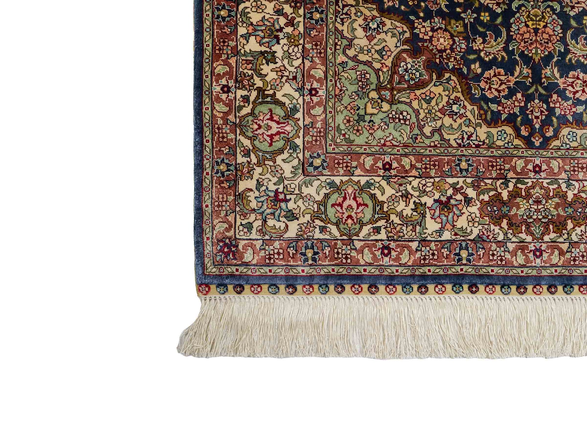 Sehr feiner, handgeknüpfter Khademi Orientteppich mit Ghom Design aus reiner Seide, blau, creme. 123x78 cm. Vertrieb durch Jupiter Intl.