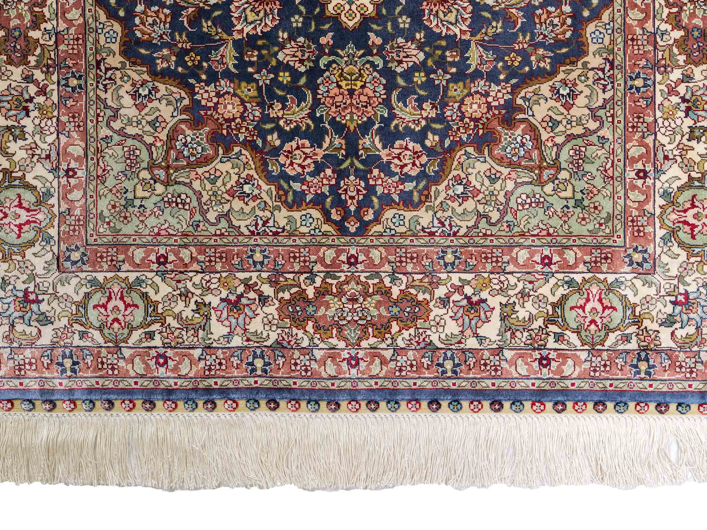Sehr feiner, handgeknüpfter Khademi Orientteppich mit Ghom Design aus reiner Seide, blau, creme. 123x78 cm. Vertrieb durch Jupiter Intl.