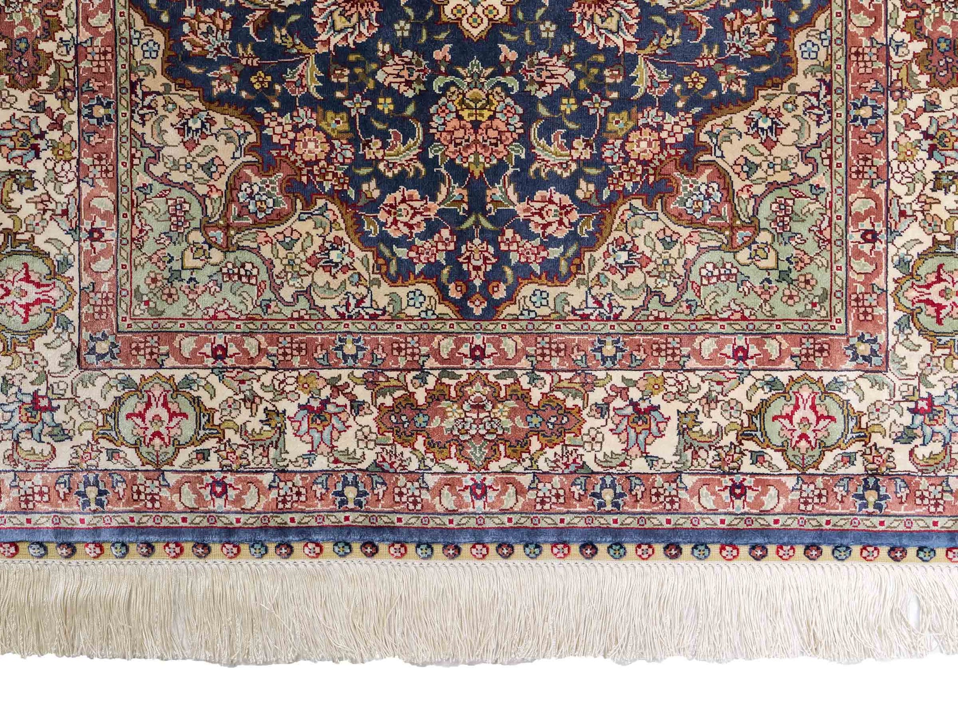 Sehr feiner, handgeknüpfter Khademi Orientteppich mit Ghom Design aus reiner Seide, blau, creme. 123x78 cm. Vertrieb durch Jupiter Intl.