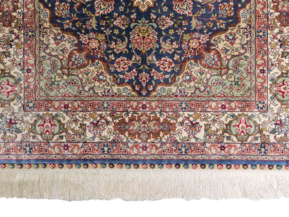 Sehr feiner, handgeknüpfter Khademi Orientteppich mit Ghom Design aus reiner Seide, blau, creme. 123x78 cm. Vertrieb durch Jupiter Intl.