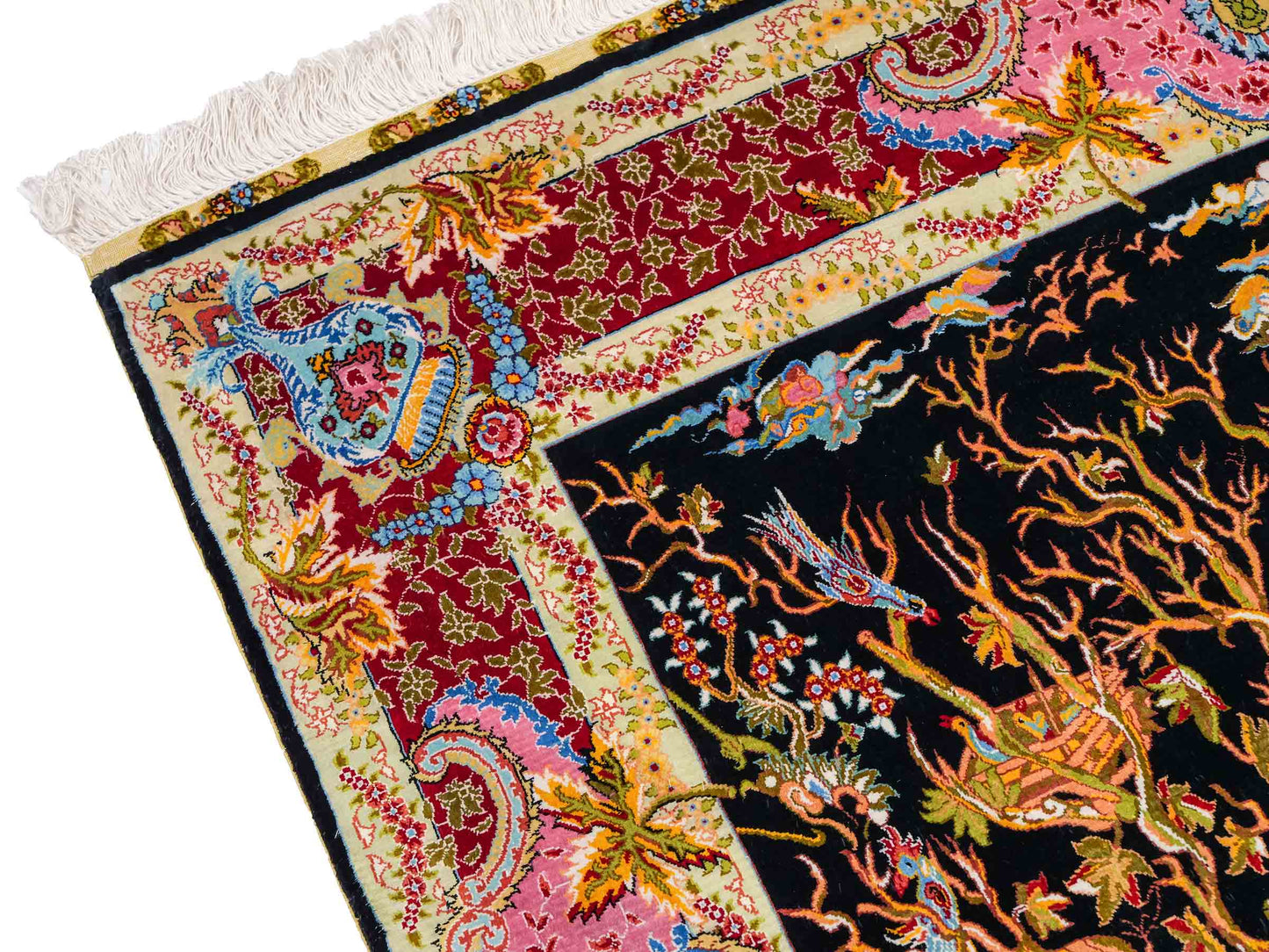 Sehr feiner, handgeknüpfter Khademi Ghom Orientteppich aus Seide, schwarz, rot, pink, blau. 124x110 cm. Vertrieb durch Jupiter Intl.