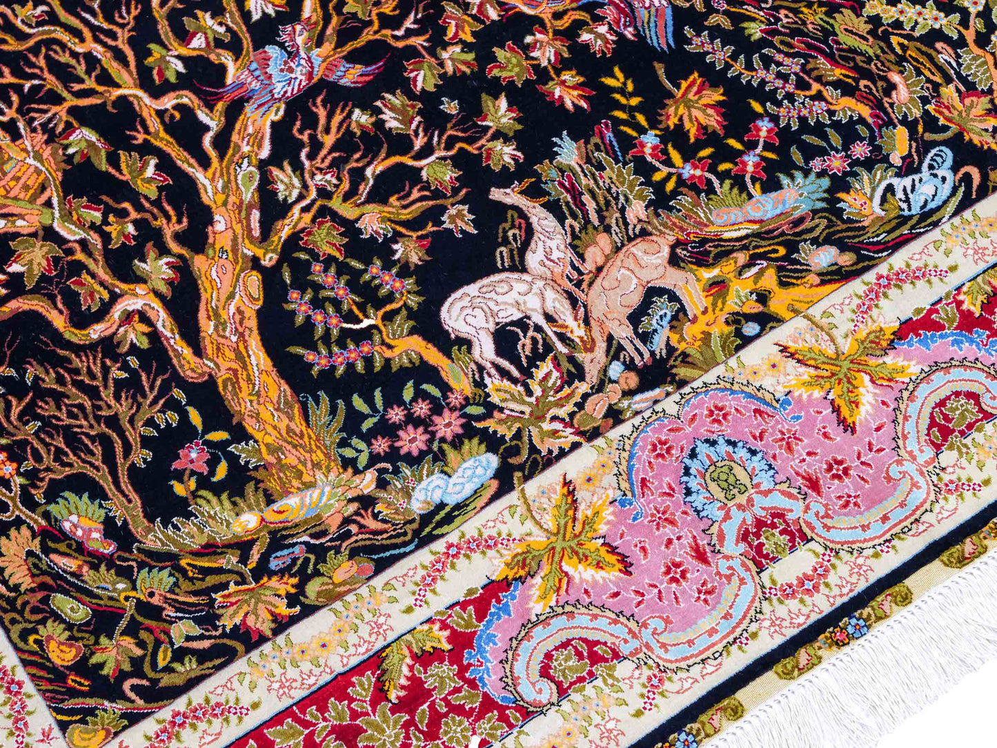 Sehr feiner, handgeknüpfter Khademi Ghom Orientteppich aus Seide, schwarz, rot, pink, blau. 124x110 cm. Vertrieb durch Jupiter Intl.