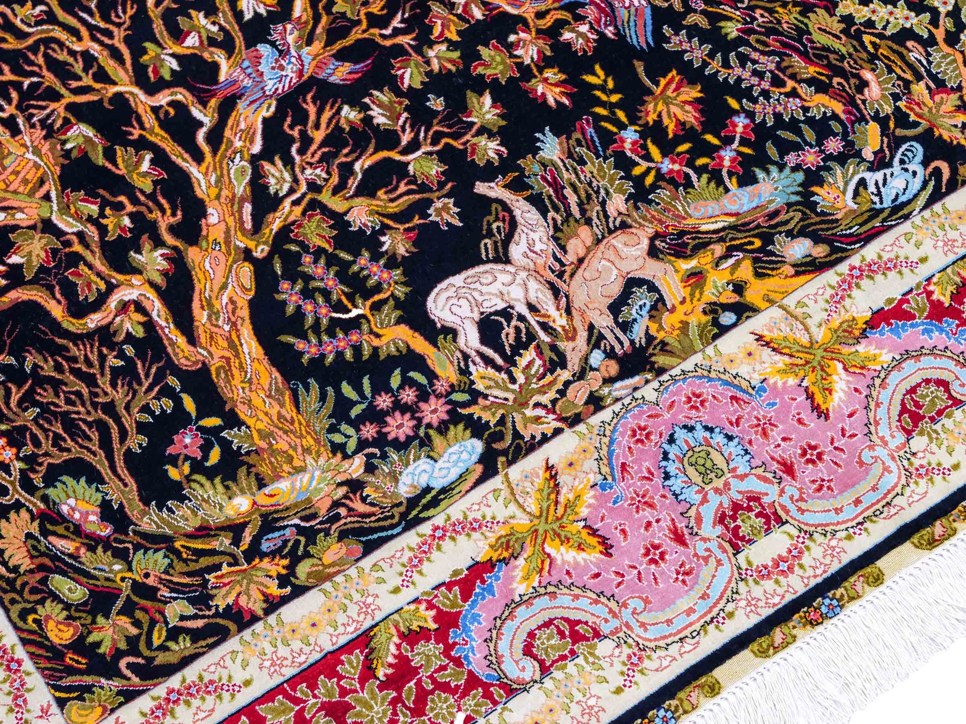 Sehr feiner, handgeknüpfter Khademi Ghom Orientteppich aus Seide, schwarz, rot, pink, blau. 124x110 cm. Vertrieb durch Jupiter Intl.
