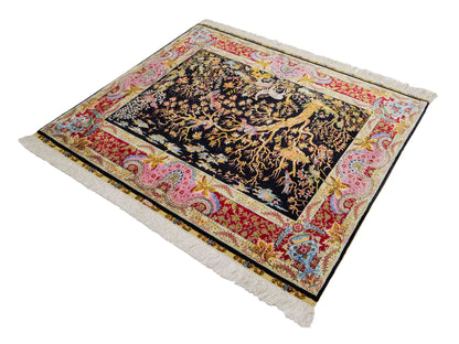 Sehr feiner, handgeknüpfter Khademi Ghom Orientteppich aus Seide, schwarz, rot, pink, blau. 124x110 cm. Vertrieb durch Jupiter Intl.