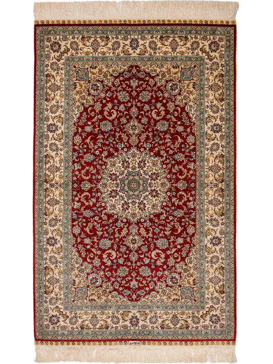 Sehr feiner, handgeknüpfter Khademi Orientteppich mit Ghom Design aus reiner Seide, rot, creme. 124x78 cm. Vertrieb durch Jupiter Intl.