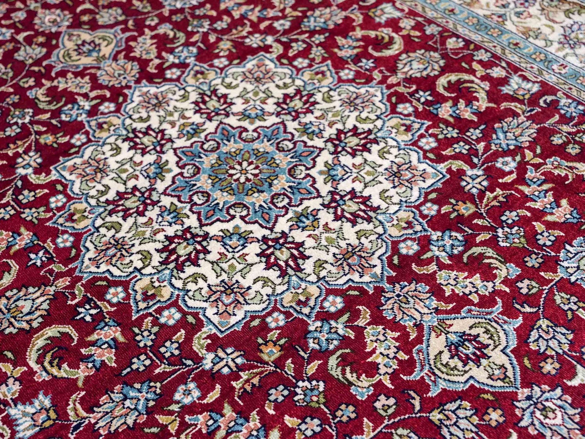 Sehr feiner, handgeknüpfter Khademi Orientteppich mit Ghom Design aus reiner Seide, rot, creme. 124x78 cm. Vertrieb durch Jupiter Intl.