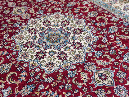 Sehr feiner, handgeknüpfter Khademi Orientteppich mit Ghom Design aus reiner Seide, rot, creme. 124x78 cm. Vertrieb durch Jupiter Intl.
