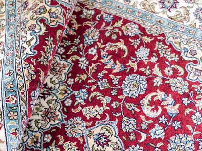 Sehr feiner, handgeknüpfter Khademi Orientteppich mit Ghom Design aus reiner Seide, rot, creme. 124x78 cm. Vertrieb durch Jupiter Intl.