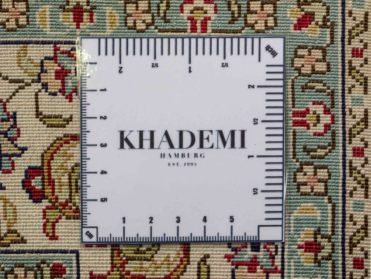 Sehr feiner, handgeknüpfter Khademi Orientteppich mit Ghom Design aus reiner Seide, rot, creme. 124x78 cm. Vertrieb durch Jupiter Intl.