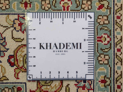 Sehr feiner, handgeknüpfter Khademi Orientteppich mit Ghom Design aus reiner Seide, rot, creme. 124x78 cm. Vertrieb durch Jupiter Intl.