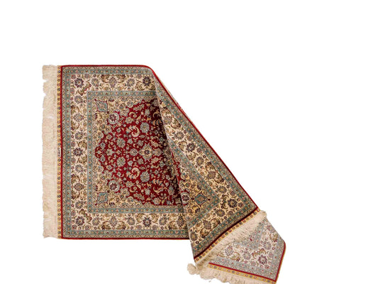 Sehr feiner, handgeknüpfter Khademi Orientteppich mit Ghom Design aus reiner Seide, rot, creme. 124x78 cm. Vertrieb durch Jupiter Intl.