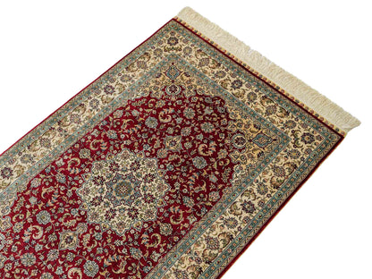 Sehr feiner, handgeknüpfter Khademi Orientteppich mit Ghom Design aus reiner Seide, rot, creme. 124x78 cm. Vertrieb durch Jupiter Intl.