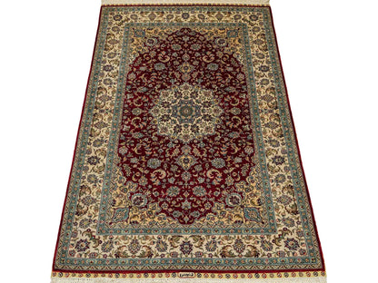 Sehr feiner, handgeknüpfter Khademi Orientteppich mit Ghom Design aus reiner Seide, rot, creme. 124x78 cm. Vertrieb durch Jupiter Intl.