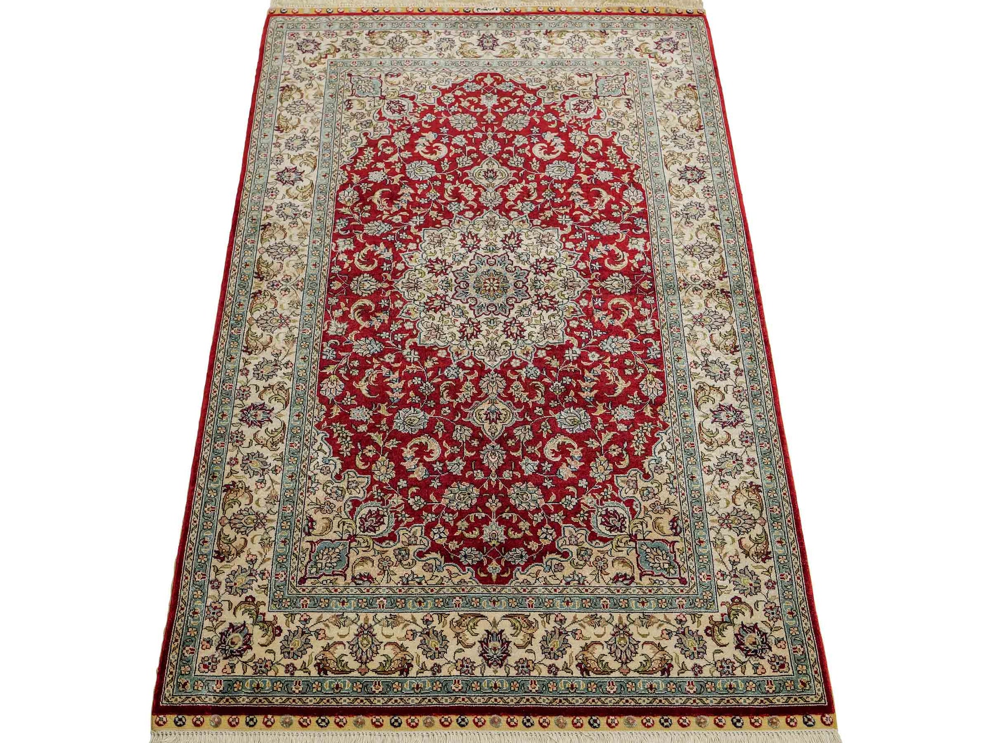 Sehr feiner, handgeknüpfter Khademi Orientteppich mit Ghom Design aus reiner Seide, rot, creme. 124x78 cm. Vertrieb durch Jupiter Intl.