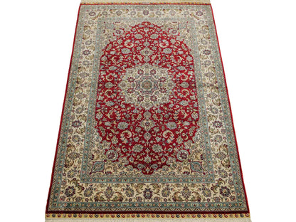 Sehr feiner, handgeknüpfter Khademi Orientteppich mit Ghom Design aus reiner Seide, rot, creme. 124x78 cm. Vertrieb durch Jupiter Intl.