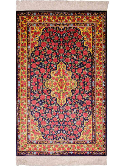 Sehr feiner, handgeknüpfter Khademi Orientteppich mit Ghom Design aus reiner Seide, blau, gelb, rot. 124x78 cm. Vertrieb durch Jupiter Intl.