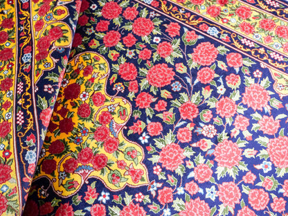 Sehr feiner, handgeknüpfter Khademi Orientteppich mit Ghom Design aus reiner Seide, blau, gelb, rot. 124x78 cm. Vertrieb durch Jupiter Intl.