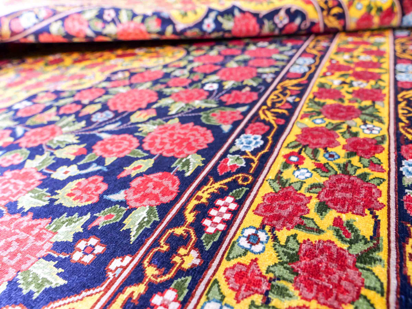 Sehr feiner, handgeknüpfter Khademi Orientteppich mit Ghom Design aus reiner Seide, blau, gelb, rot. 124x78 cm. Vertrieb durch Jupiter Intl.